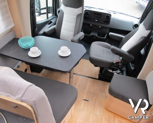 Hymer B 680 MC-T: camper semintegrale nuovo Hymer con garage, bagno con doccia separata, letto basculante.