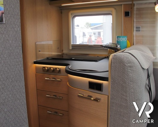 Hymer B 680 MC: camper nuovo motorhome, omologato 5 posti, con ampio garage, bagno con doccia separataHymer B 680 MC-T: camper semintegrale nuovo Hyme