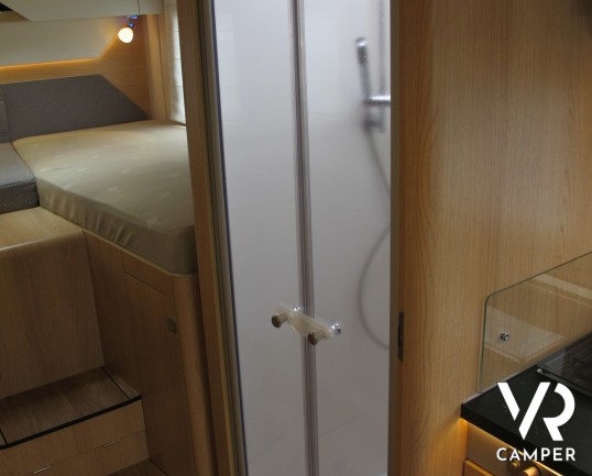 Hymer B 680 MC-T: camper semintegrale nuovo Hymer con garage, bagno con doccia separata, letto basculante.