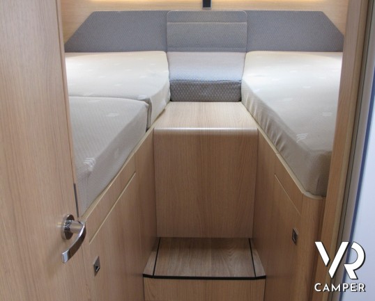 Hymer B 680 MC-T: camper semintegrale nuovo Hymer con garage, bagno con doccia separata, letto basculante.