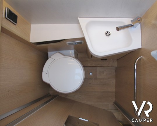 Hymer B 680 MC-T: camper semintegrale nuovo Hymer con garage, bagno con doccia separata, letto basculante.