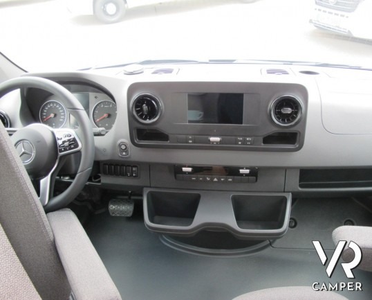 Hymer B 680 MC-T: camper semintegrale nuovo Hymer con garage, bagno con doccia separata, letto basculante.