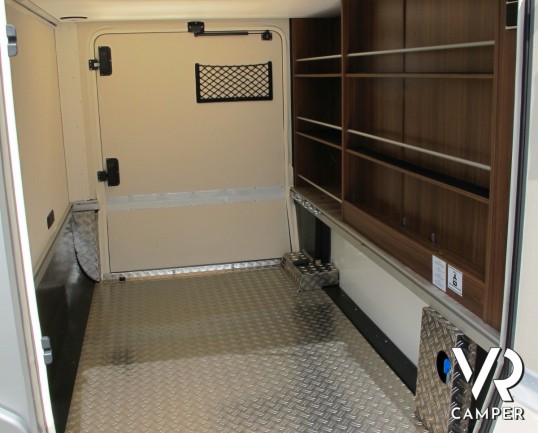 Hymer B 680 MC-T: camper semintegrale nuovo a Torino con letto basculante, letti gemelli posteriori, bagno e doccia separata