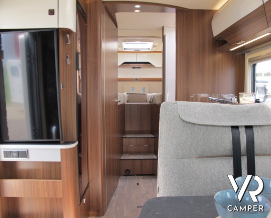 Hymer B 680 MC-T: camper semintegrale nuovo a Torino con letto basculante, letti gemelli posteriori, bagno e doccia separata