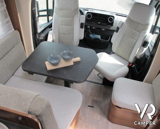 Hymer B 680 MC-T: camper semintegrale nuovo a Torino con letto basculante, letti gemelli posteriori, bagno e doccia separata
