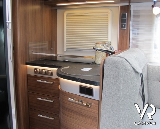 Hymer B 680 MC-T: camper semintegrale nuovo a Torino con letto basculante, letti gemelli posteriori, bagno e doccia separata