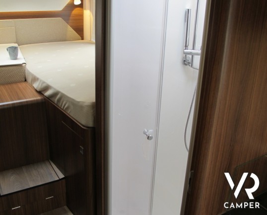 Hymer B 680 MC-T: camper semintegrale nuovo a Torino con letto basculante, letti gemelli posteriori, bagno e doccia separata