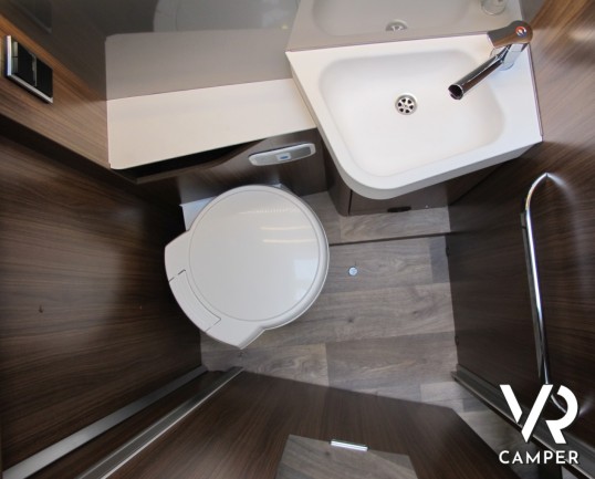 Hymer B 680 MC-T: camper semintegrale nuovo a Torino con letto basculante, letti gemelli posteriori, bagno e doccia separata