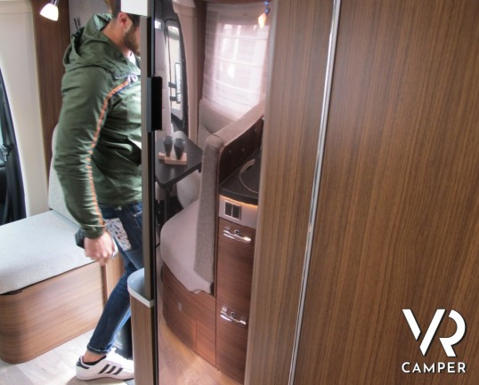 Hymer B 680 MC-T: camper semintegrale nuovo a Torino con letto basculante, letti gemelli posteriori, bagno e doccia separata