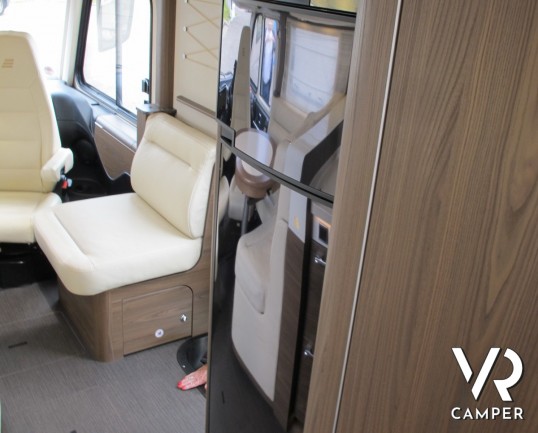 Hymer B 704 SL: camper motorhome nuovo Hymer con letti gemelli posteriori, patente C, bagno e doccia separata.