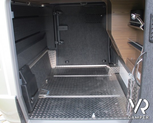 Hymer B 704 SL: camper motorhome nuovo Hymer con letti gemelli posteriori, patente C, bagno e doccia separata.