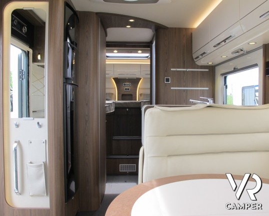 Hymer B 704 SL: camper motorhome nuovo Hymer con letti gemelli posteriori, patente C, bagno e doccia separata.