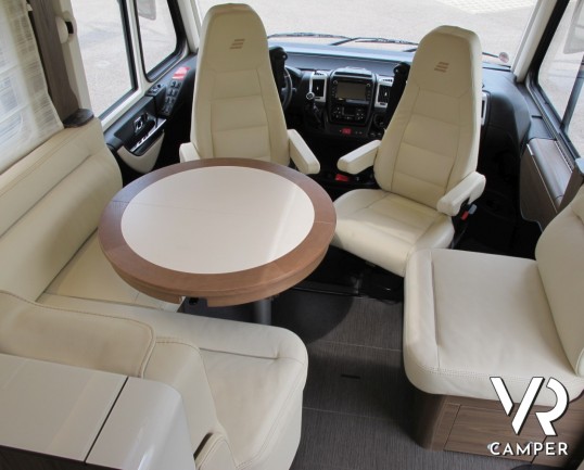 Hymer B 704 SL: camper motorhome nuovo Hymer con letti gemelli posteriori, patente C, bagno e doccia separata.