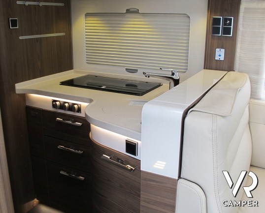 Hymer B 704 SL: camper motorhome nuovo Hymer con letti gemelli posteriori, patente C, bagno e doccia separata.