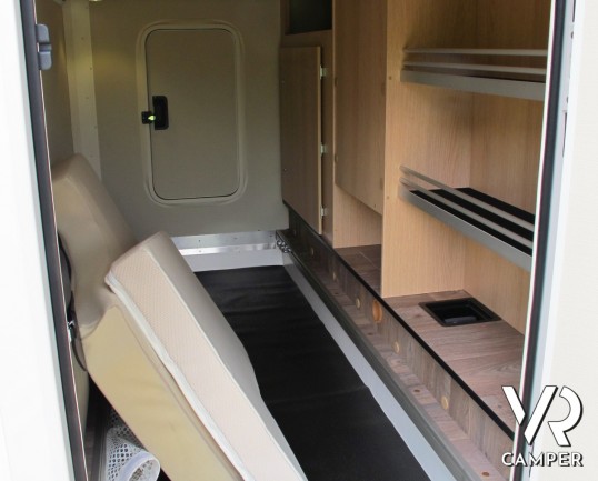 Hymer T 578 GL: camper nuovo semintegrale, 4 posti omologati, bagno con doccia separata e ampio garage