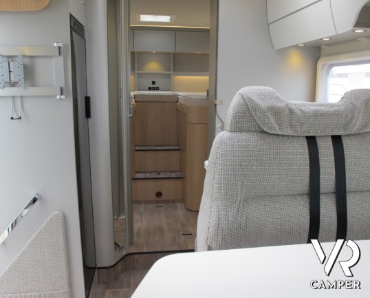 Hymer T 578 GL: camper nuovo semintegrale, 4 posti omologati, bagno con doccia separata e ampio garage