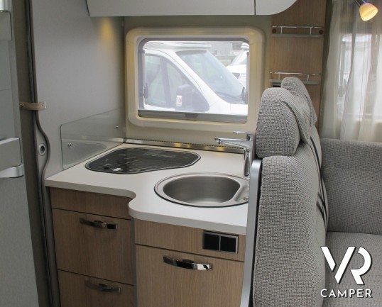 Hymer T 578 GL: camper nuovo semintegrale, 4 posti omologati, bagno con doccia separata e ampio garage