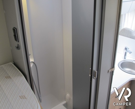 Hymer T 578 GL: camper nuovo semintegrale, 4 posti omologati, bagno con doccia separata e ampio garage