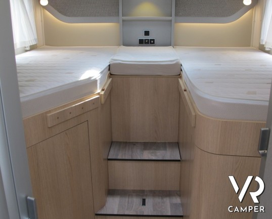 Hymer T 578 GL: camper nuovo semintegrale, 4 posti omologati, bagno con doccia separata e ampio garage