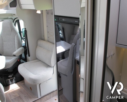 Hymer T 578 GL: camper nuovo semintegrale, 4 posti omologati, bagno con doccia separata e ampio garage