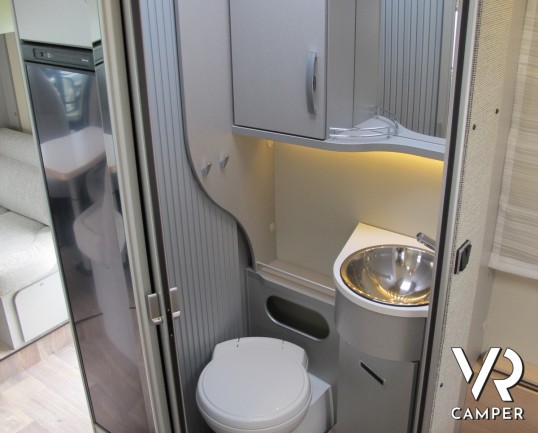 Hymer T 598 GL: camper semintegrale, omologato 4 posti, bagno con doccia separata e comodo garage