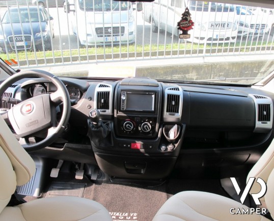 Burstner Citycar C 600: furgone usato con 3 armadi e ampi spazi nei pensili, con interni in pelle e un ottimo prezzo di vendita.