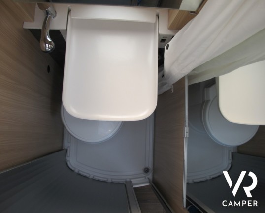 Burstner Citycar C 600: furgone usato con 3 armadi e ampi spazi nei pensili, con interni in pelle e un ottimo prezzo di vendita.