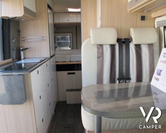 Burstner Citycar C 600: furgone usato con 3 armadi e ampi spazi nei pensili, con interni in pelle e un ottimo prezzo di vendita.