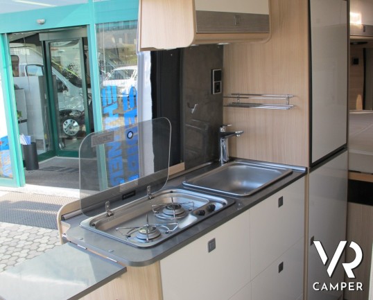 Burstner Citycar C 600: furgone usato con 3 armadi e ampi spazi nei pensili, con interni in pelle e un ottimo prezzo di vendita.