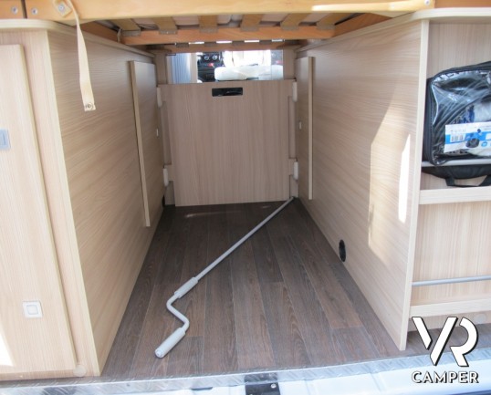 Burstner Citycar C 600: furgone usato con 3 armadi e ampi spazi nei pensili, con interni in pelle e un ottimo prezzo di vendita.