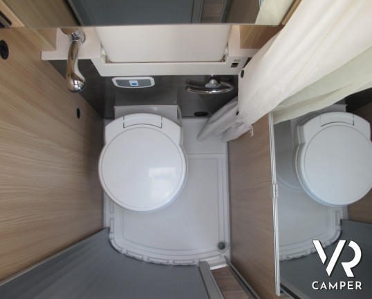 Burstner Citycar C 600: furgone usato con 3 armadi e ampi spazi nei pensili, con interni in pelle e un ottimo prezzo di vendita.