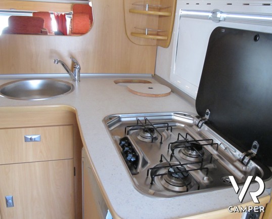 Challenger Mageo 142 - camper mansardato usato, 7 posti letto, con doppia dinette e letti a castello laterali, su meccanica Ford, concessionaria torin