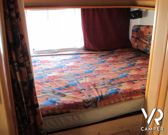 Elnagh Sleek 595: camper semintegrale usato con 4 posti letto e portamoto estraibile, veicolo compatto.