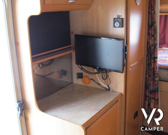 Elnagh Sleek 595: camper semintegrale usato con 4 posti letto e portamoto estraibile, veicolo compatto.