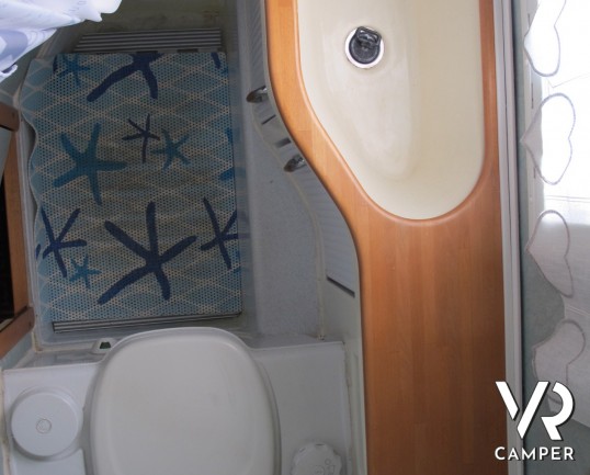 Elnagh Sleek 595: camper semintegrale usato con 4 posti letto e portamoto estraibile, veicolo compatto.