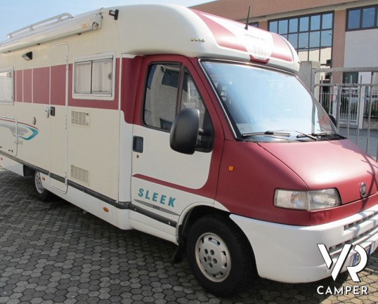 Elnagh Sleek 595: camper semintegrale usato con 4 posti letto e portamoto estraibile, veicolo compatto.