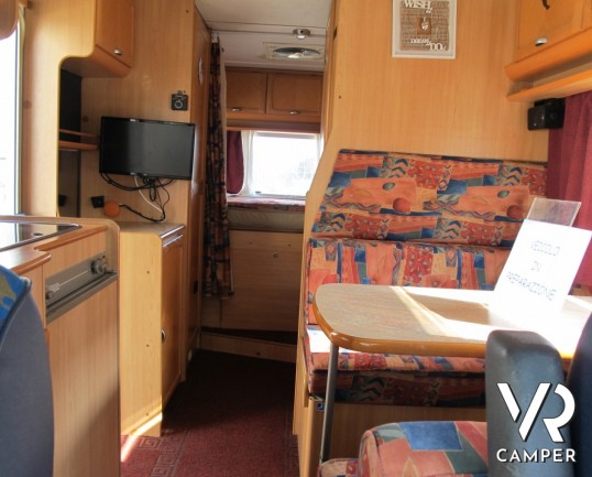 Elnagh Sleek 595: camper semintegrale usato con 4 posti letto e portamoto estraibile, veicolo compatto.