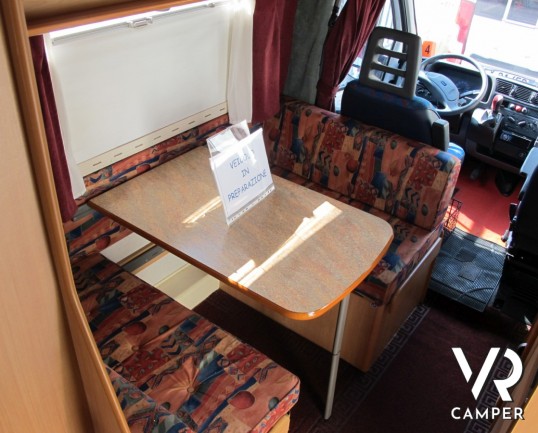 Elnagh Sleek 595: camper semintegrale usato con 4 posti letto e portamoto estraibile, veicolo compatto.