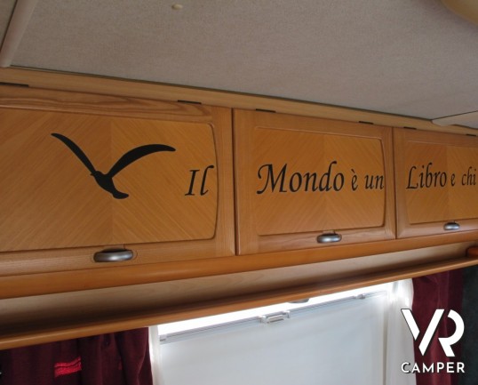 Elnagh Sleek 595: camper semintegrale usato con 4 posti letto e portamoto estraibile, veicolo compatto.