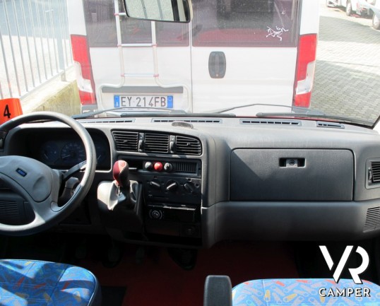 Elnagh Sleek 595: camper semintegrale usato con 4 posti letto e portamoto estraibile, veicolo compatto.