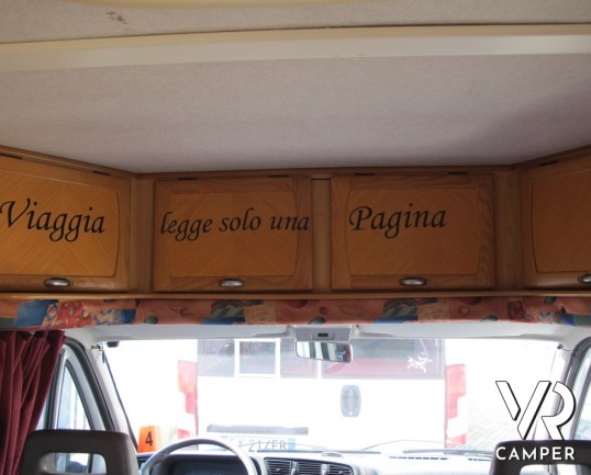 Elnagh Sleek 595: camper semintegrale usato con 4 posti letto e portamoto estraibile, veicolo compatto.