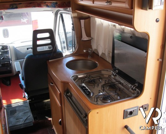 Elnagh Sleek 595: camper semintegrale usato con 4 posti letto e portamoto estraibile, veicolo compatto.