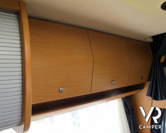 Laika Ecovip 4.1: camper mansardato usato con doppio pavimento passante, adatto per la montagna, occasione camper usato.