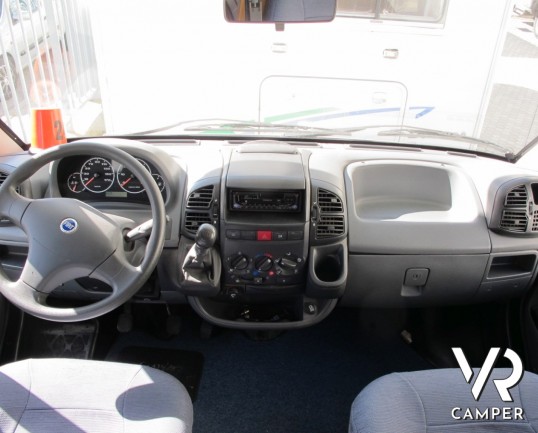 Laika Ecovip 4.1: camper mansardato usato con doppio pavimento passante, adatto per la montagna, occasione camper usato.