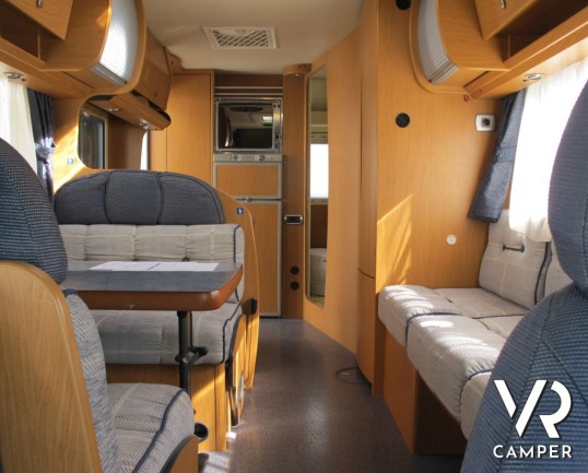 Laika Ecovip 4.1: camper mansardato usato con doppio pavimento passante, adatto per la montagna, occasione camper usato.