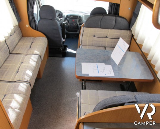 Laika Ecovip 4.1: camper mansardato usato con doppio pavimento passante, adatto per la montagna, occasione camper usato.