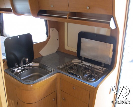 Laika Ecovip 4.1: camper mansardato usato con doppio pavimento passante, adatto per la montagna, occasione camper usato.