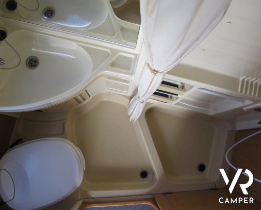 Laika Ecovip 4.1: camper mansardato usato con doppio pavimento passante, adatto per la montagna, occasione camper usato.