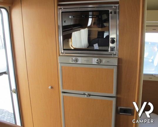 Laika Ecovip 4.1: camper mansardato usato con doppio pavimento passante, adatto per la montagna, occasione camper usato.