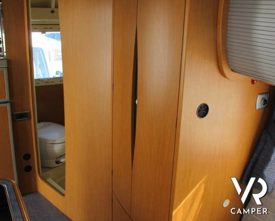 Laika Ecovip 4.1: camper mansardato usato con doppio pavimento passante, adatto per la montagna, occasione camper usato.